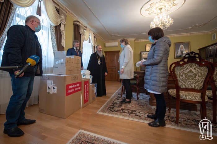 Митрополит Онуфрий передал больнице Киева аппарат ИВЛ и средства защиты