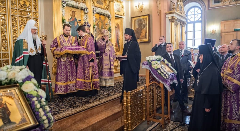 Патриарх Кирилл передал Покровскому монастырю Москвы мощи Флора и Лавра