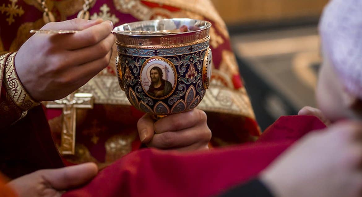 Патриарх Кирилл уверен, что Святые Дары не подвержены никакой инфекции