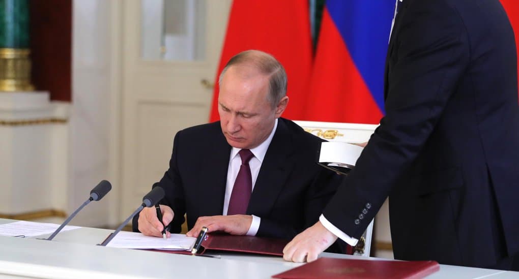 Владимир Путин внес на рассмотрение в Госдуму поправки в Конституцию с упоминанием Бога и традиционного брака