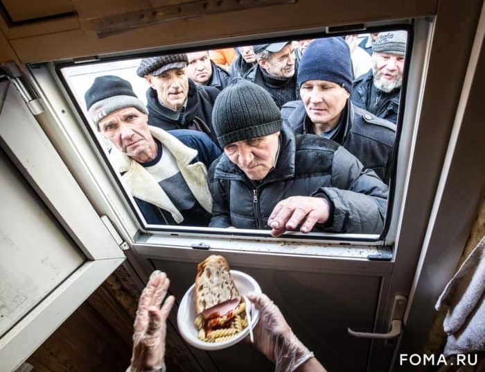 Все сидят по домам. Но что происходит с бездомными? — фото с улиц пустой Москвы