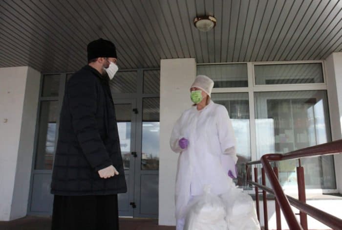 Православные Минска шьют для медиков средства защиты и жертвуют медоборудование
