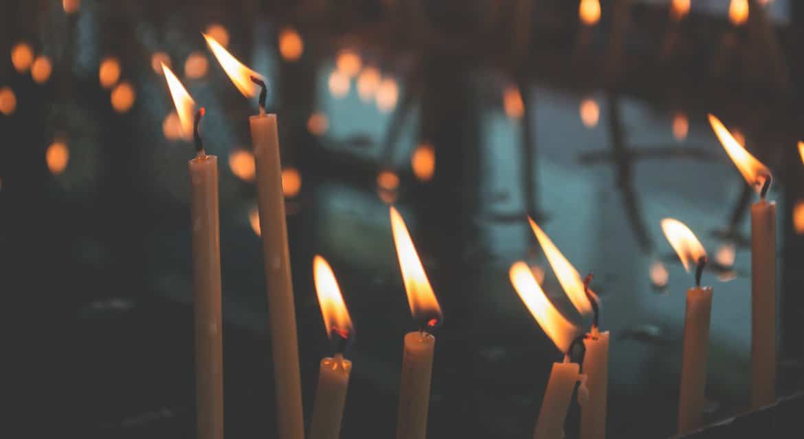 В Церкви объяснили, почему подростки доходят до того, что прикуривают в храмах от свечей