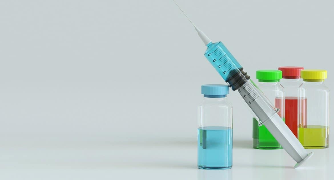Российская вакцина защитит от коронавируса минимум на два года, считает эксперт