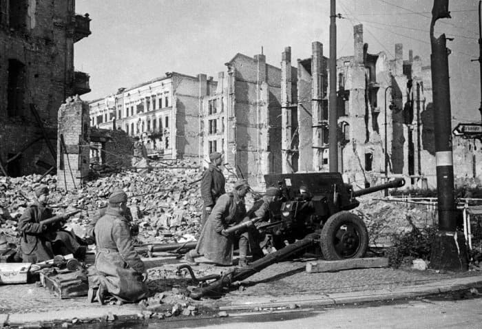 Битва за Берлин: какие мифы и вбросы не дают покоя историкам?