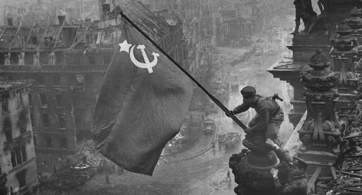 Знамя над Рейхстагом: знаете ли вы историю знаменитой фотографии?