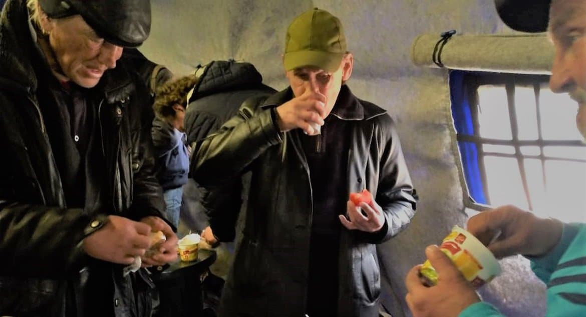 Москвичи и служба «Милосердие» дистанционно отмечают дни рождения с бездомными во время пандемии
