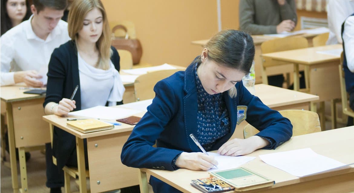 Правительство утвердило выдачу школьникам аттестатов без сдачи экзаменов