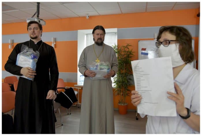 Петербургским священникам рассказали, как правильно посещать больных коронавирусом