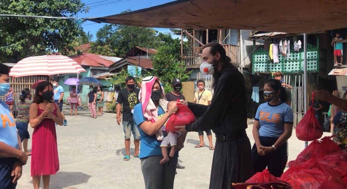 Православные священники помогают голодающим филиппинским семьям