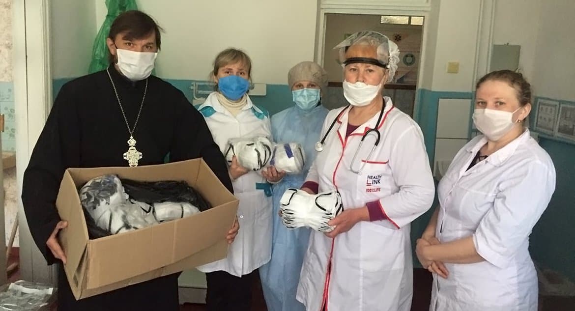 Украинская Церковь продолжает помогать во время пандемии медикам и нуждающимся