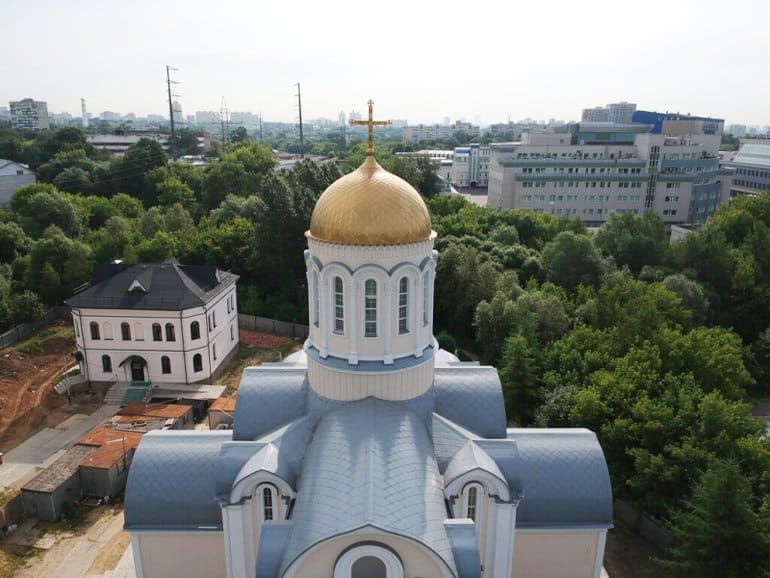 Храм Сергия Радонежского в Тушине с необычным домом причта ввели в эксплуатацию