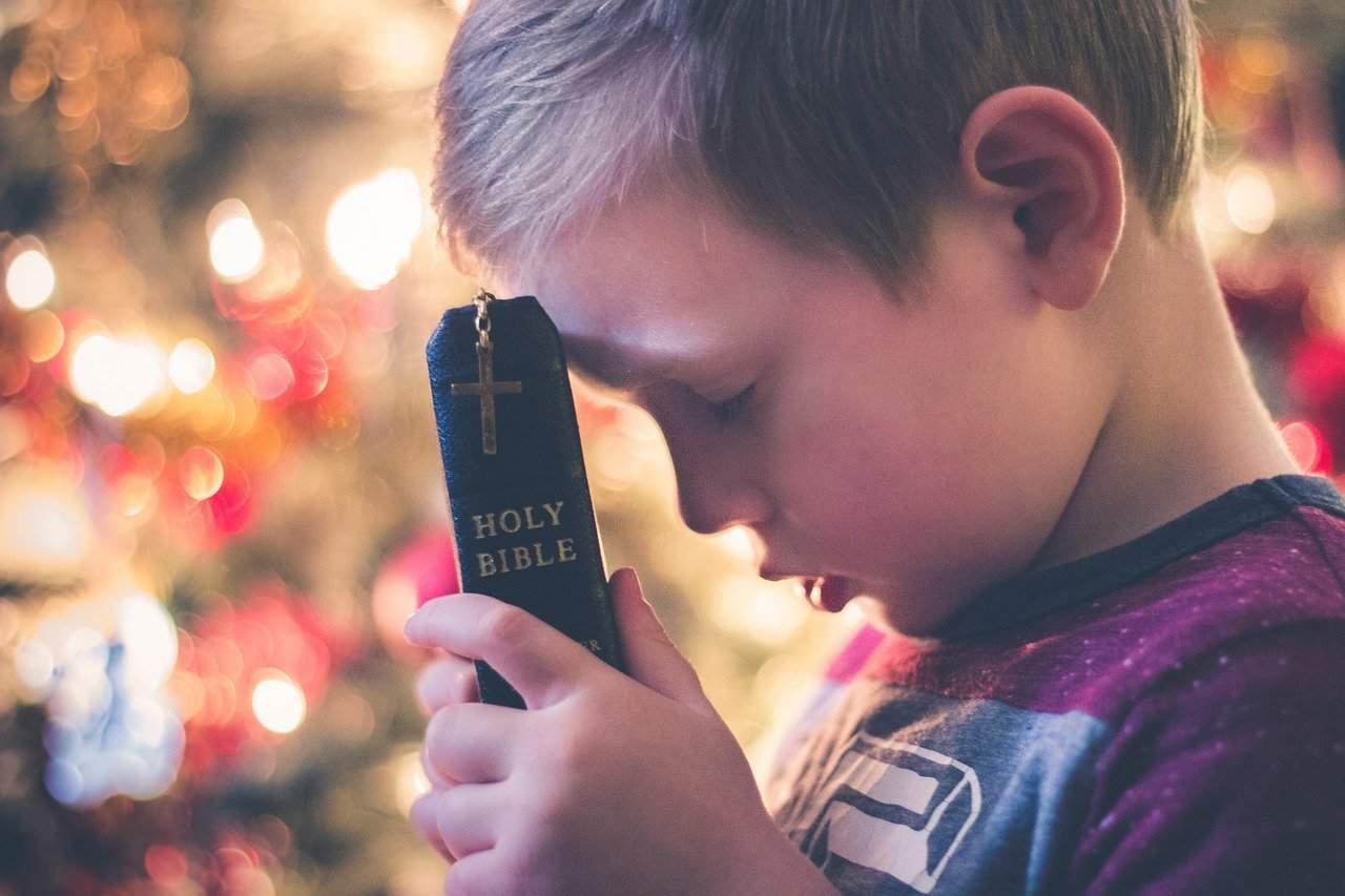 Ребенок спрашивает, почему мы сидим взаперти, не ходим в храм. Как его успокоить? — советы священника родителям