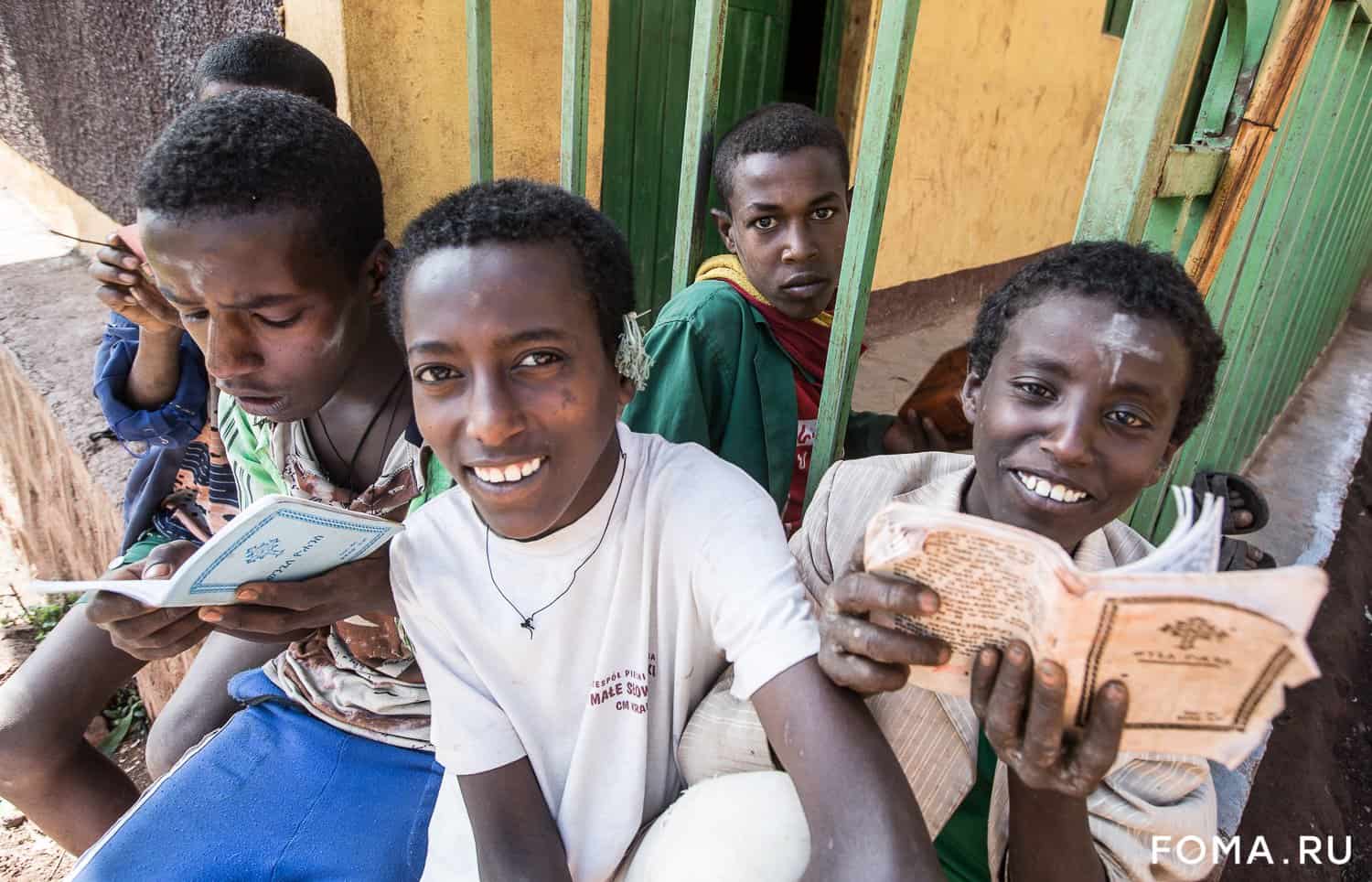Удивительная Эфиопия: золотой Крест Лалибэлы и школьные уроки прямо на траве