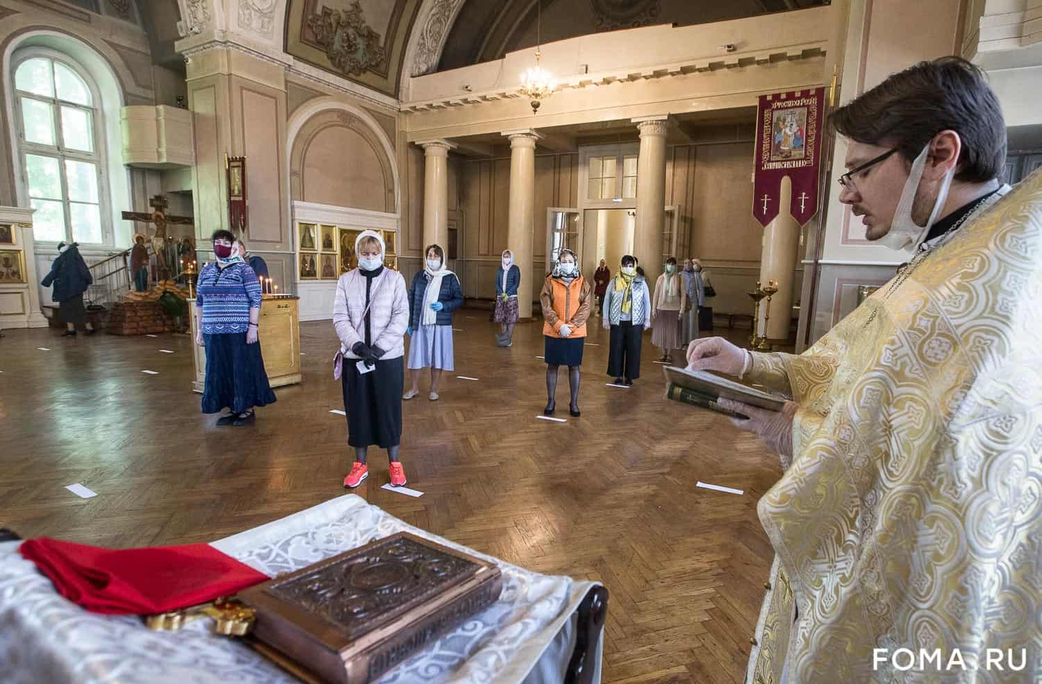 В шортах можно в церковь ходить мужчинам. Люди в храме. Прихожане в церкви. Ходить в храм. Служение в церкви.