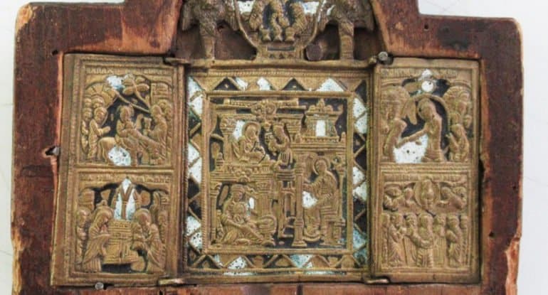 Пулковские таможенники не дали вывезти из страны древний крест и иконы