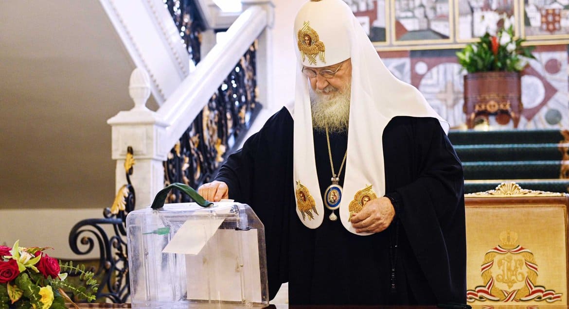 Патриарх Кирилл проголосовал за поправки в Конституцию, среди которых – упоминание Бога и понятие брака