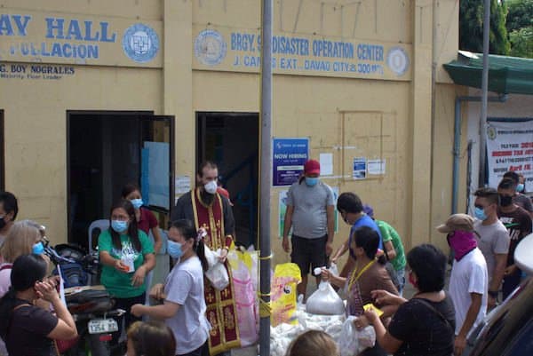 На Филиппинах в период пандемии Русская Церковь накормила сотни голодных семей