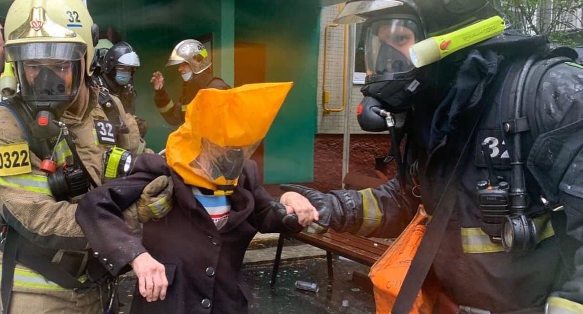 Пожарные спасли восемь человек после взрыва газа в Москве