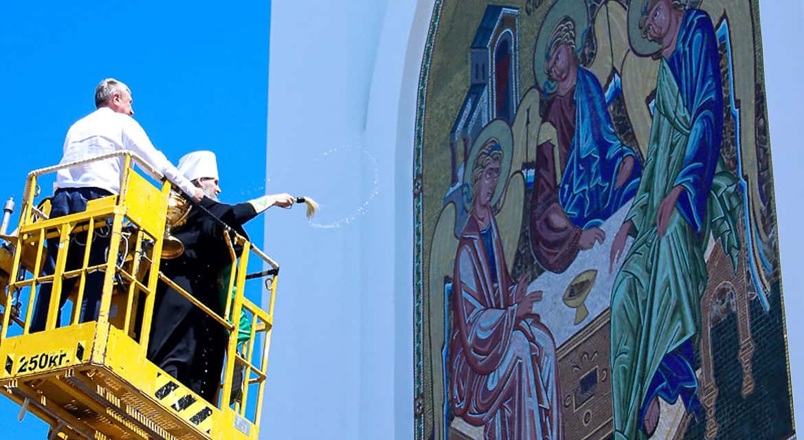 В Кургане освятили самую большую на Урале мозаичную икону Святой Троицы