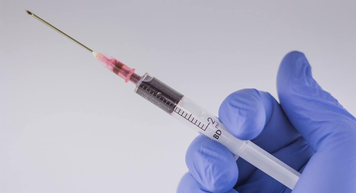 Опытную российскую вакцину от коронавируса ввели первым 18 добровольцам