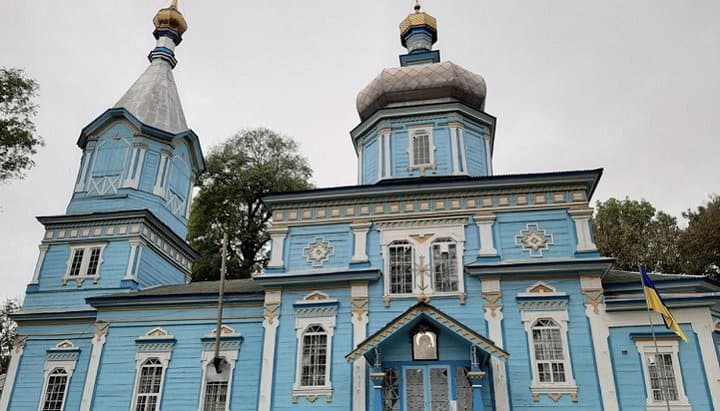 В Винницкой области рейдеры закрыли на замок храм с верующими внутри