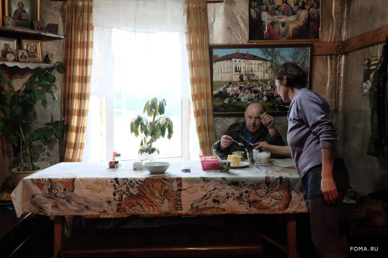 Зачем фотограф Екатерина Соловьева снимает чашки в сервантах деревенских бабушек