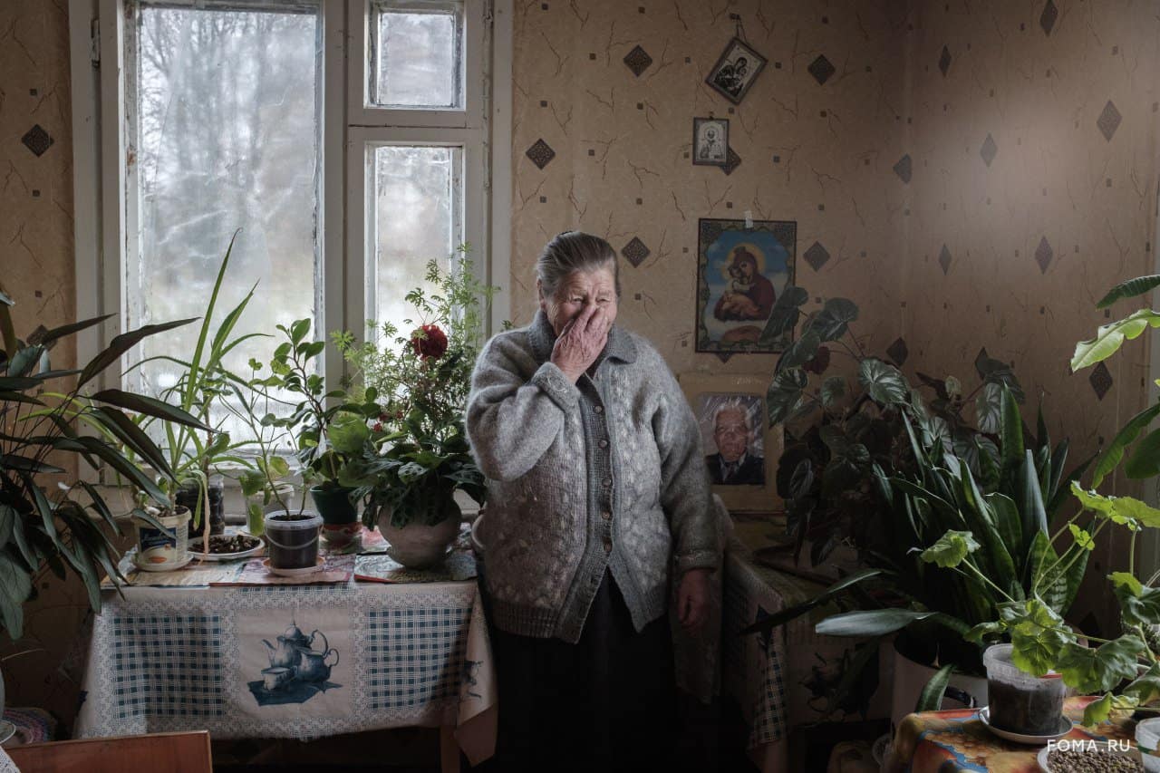 Зачем фотограф Екатерина Соловьева снимает чашки в сервантах деревенских бабушек