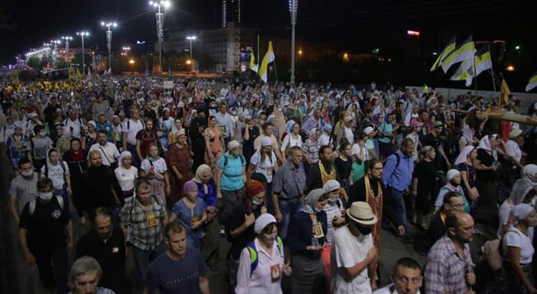 В Царском крестном ходе в Екатеринбурге приняли участие 10 тысяч человек