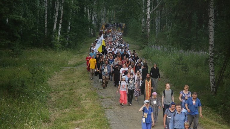 В Царском крестном ходе в Екатеринбурге приняли участие 10 тысяч человек