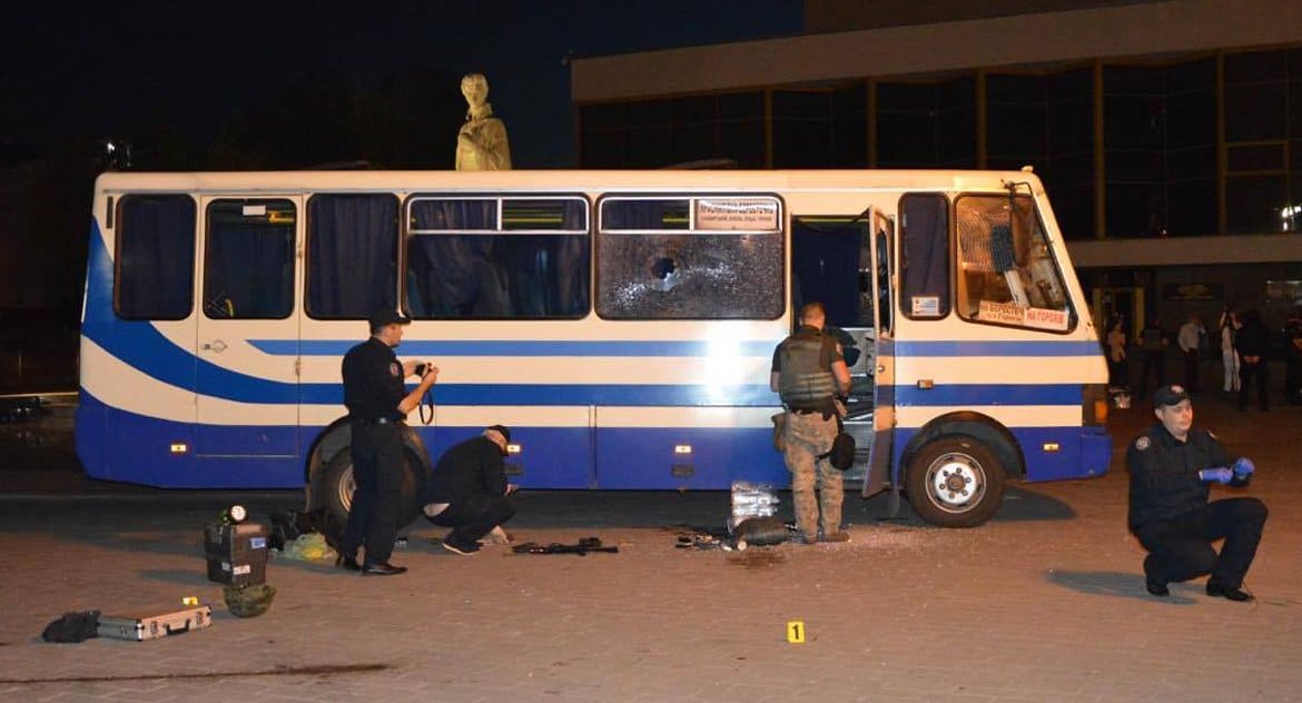 В Луцке освободили всех заложников из захваченного автобуса