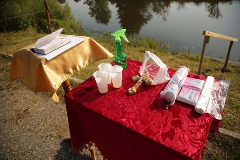 В уральской реке Чусовой Таинство Крещения состоялось с соблюдением санитарно-эпидемиологических мер безопасности