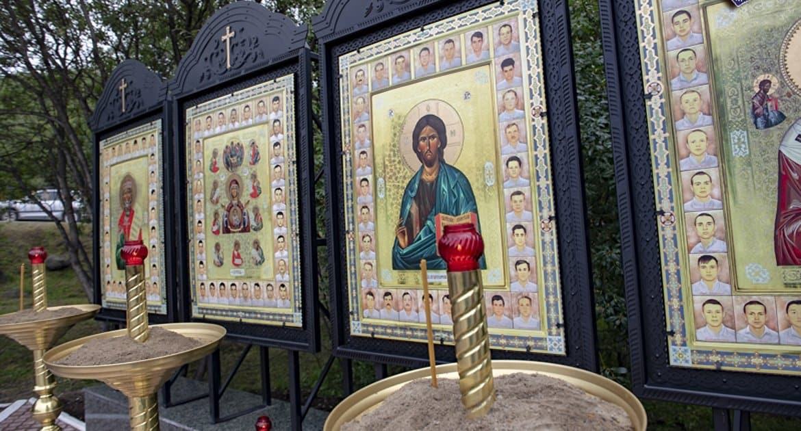 Уникальные иконы с ликами погибших подводников «Курска» установили в Мурманске
