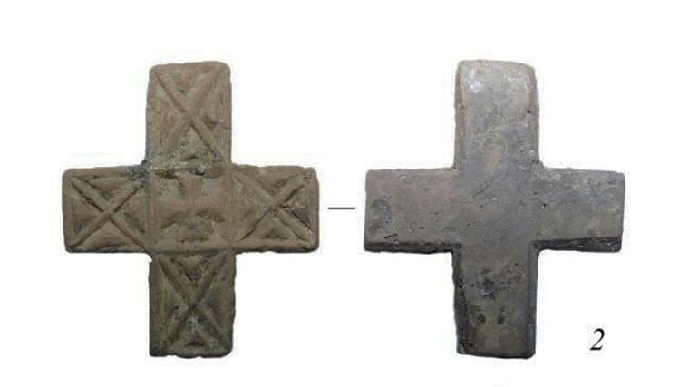 Керамический крестик домонгольского периода нашли в Суздале