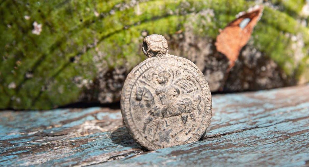 Уникальный византийский медальон со святым нашли на раскопках в Крыму