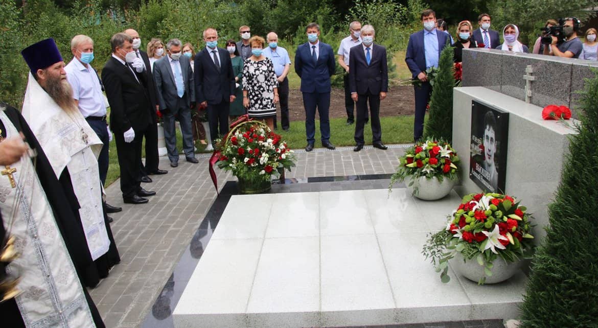 В Сарове открыли мемориал в честь погибших год назад испытателей