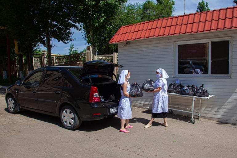 Саратовская епархия кормит врачей ковид-госпиталя горячими обедами