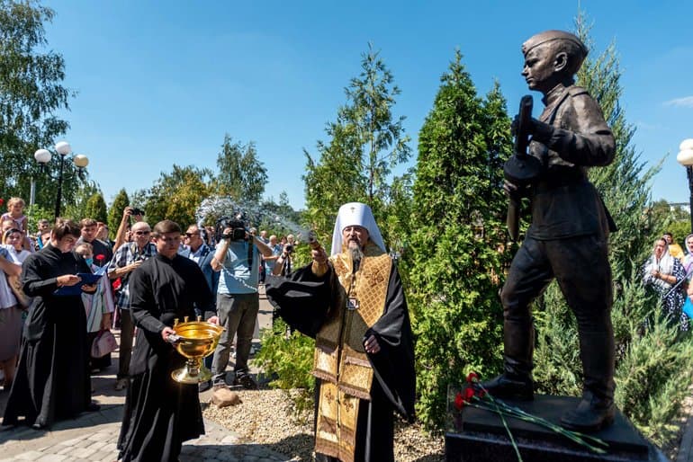 На территории белгородского храма открыли памятник детям войны