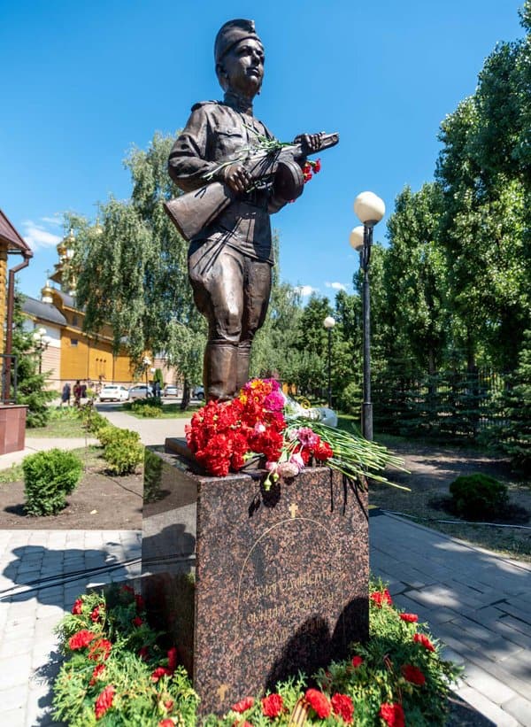 На территории белгородского храма открыли памятник детям войны