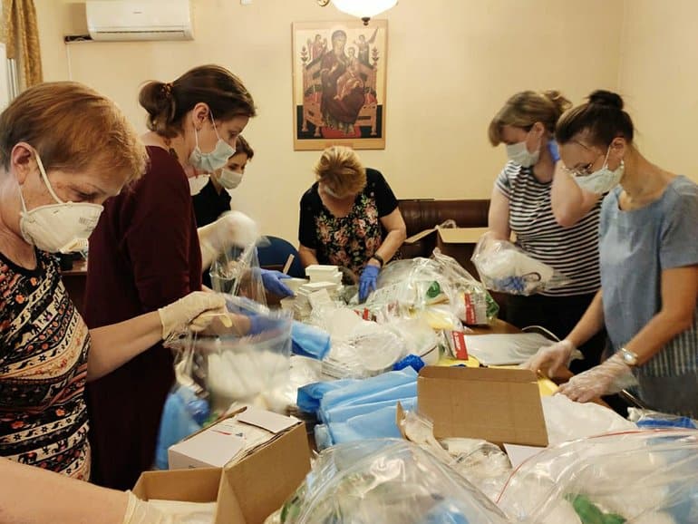 Церковь и Ассоциация волонтерских центров передали регионам средства защиты от коронавируса