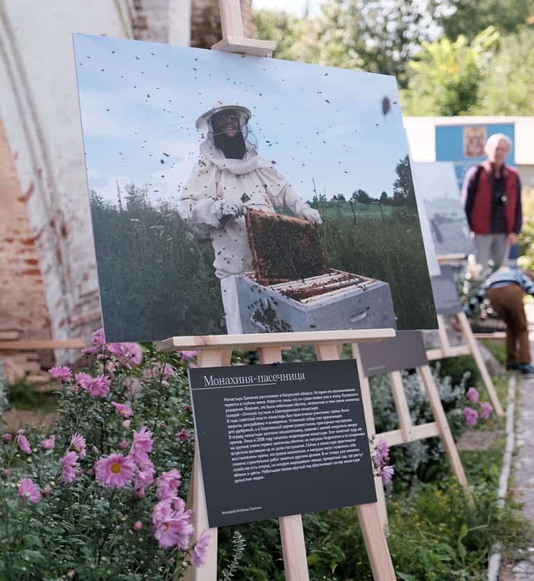 Выставку журнала «Фома» «Верующие» увидели в Горицком монастыре Переславля-Залесского