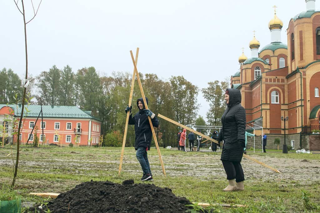 Территория храма. Прихрамовой территории. Дерево на территории храма Бабакан. Церковь в дендропарке Киров. Благовещенский храм прихрамовая территория Саянск.