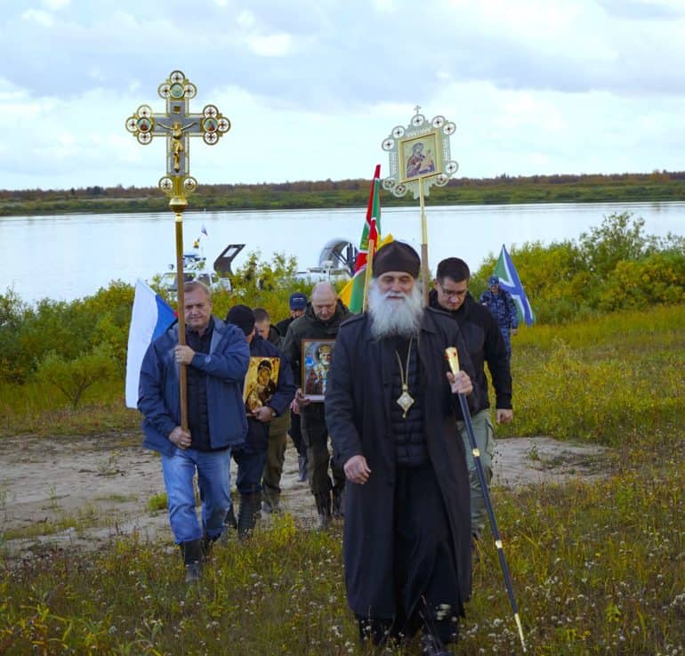 Епископ Нарьян-Марский Иаков возглавил крестный ход к месту первого русского города в Заполярье