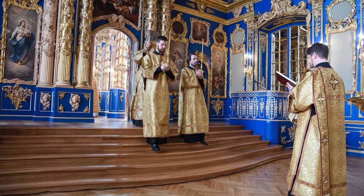 В храме Екатерининского дворца Петербурга впервые после 1917 года прошла Литургия