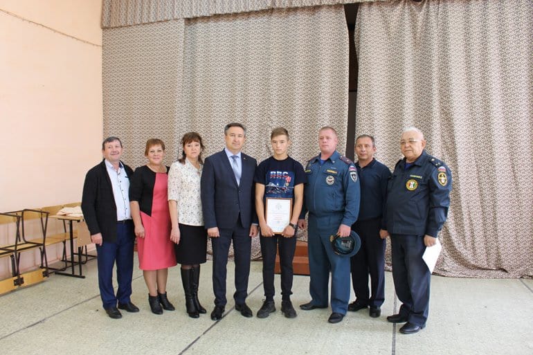 Двоих новосибирских парней наградили за спасение из огня пятерых детей