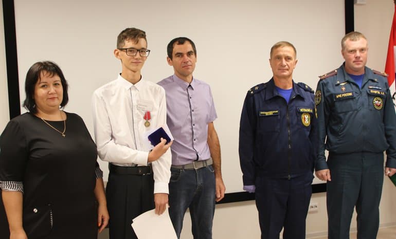 Двоих новосибирских парней наградили за спасение из огня пятерых детей