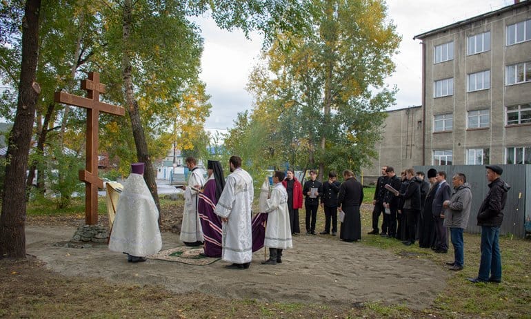 На месте упокоения участников Алтайской Духовной Миссии освятили крест