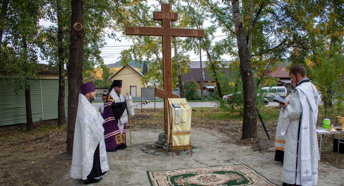 На месте упокоения участников Алтайской Духовной Миссии освятили крест