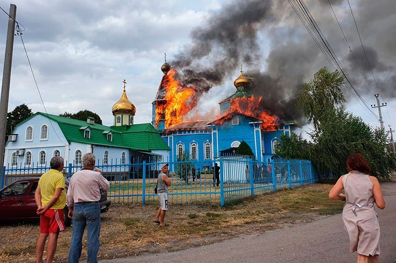 Сгорел один из старейших храмов Горловской епархии – Петропавловский собор XIX века