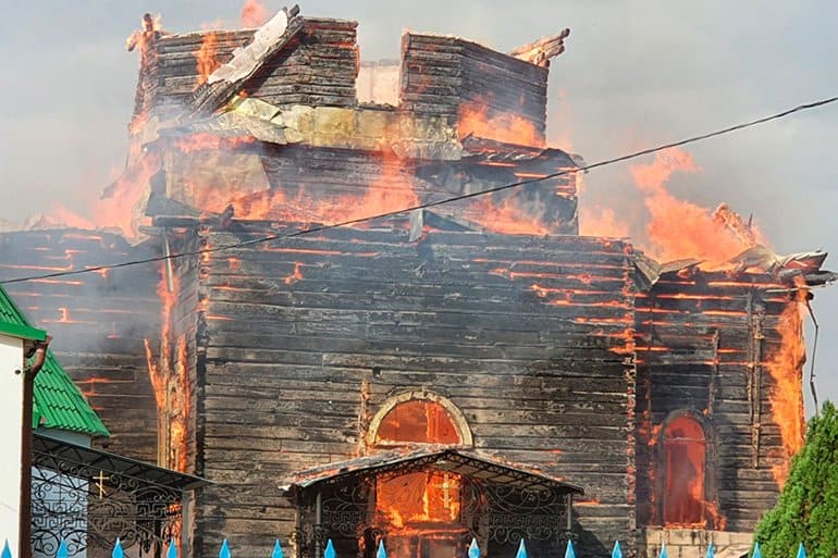 Сгорел один из старейших храмов Горловской епархии – Петропавловский собор XIX века